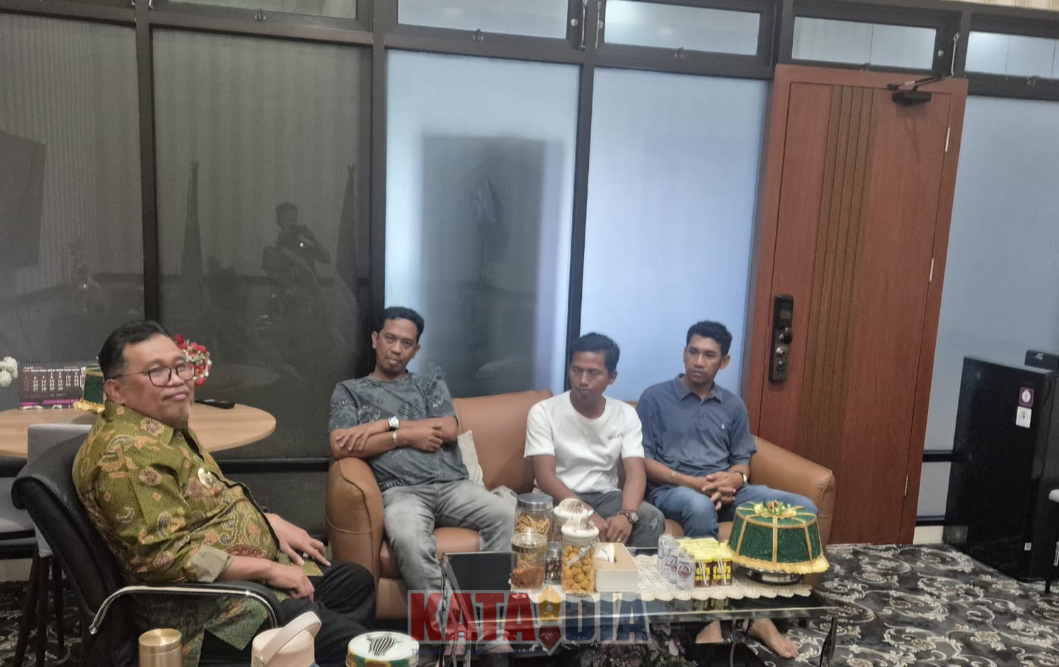 Bupati Takalar, Mohammad Firdaus Daeng Manye menerima rombongan pengusaha nelayan patorani di ruang kerjanya di Kantor Bupati Takalar,