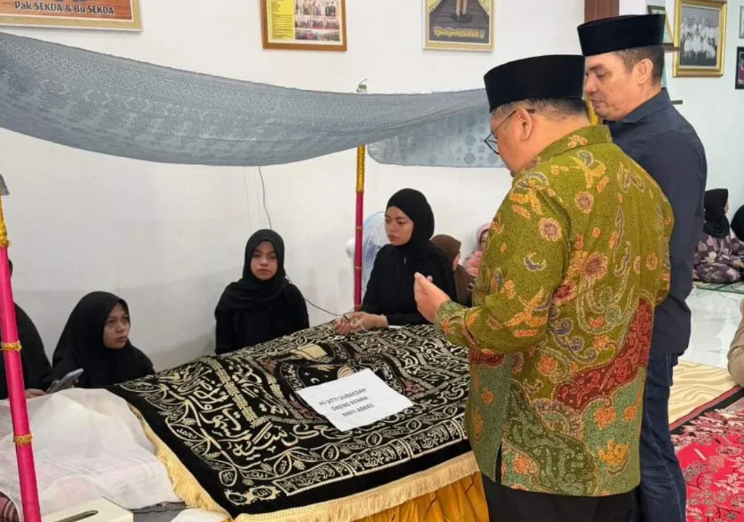 Bupati Takalar, Firdaus Dg. Manye, melayat ke rumah duka almarhumah Hj. Subaedah Abbas dg. Kenna di Jalan Mangka Dg Bombong, BTN Florindah Blok C Nomor 26, Kamis (21/5/2026).