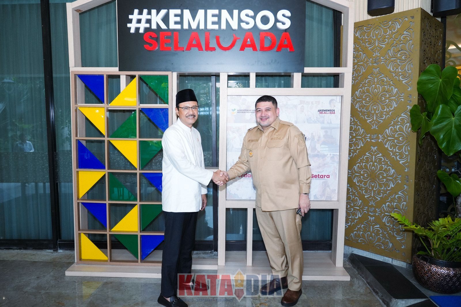 Wali Kota Makassar, Munafri Arifuddin, melakukan lawatan kerja ke Jakarta dengan agenda strategis memperkuat sinergi penanganan masalah sosial dan pengentasan kemiskinan.