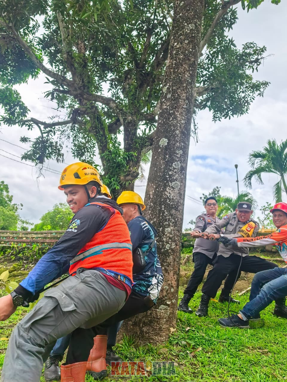 PT PLN (Persero) Unit Layanan Pelanggan (ULP) Sinjai kembali menunjukkan komitmennya dalam menjaga keandalan pasokan listrik bagi masyarakat.