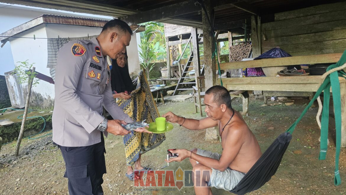 Polsek Pujananting, Polres Barru, menerapkan pendekatan berbeda dalam penanganan Orang Dengan Gangguan Jiwa (ODGJ) di wilayah hukumnya.