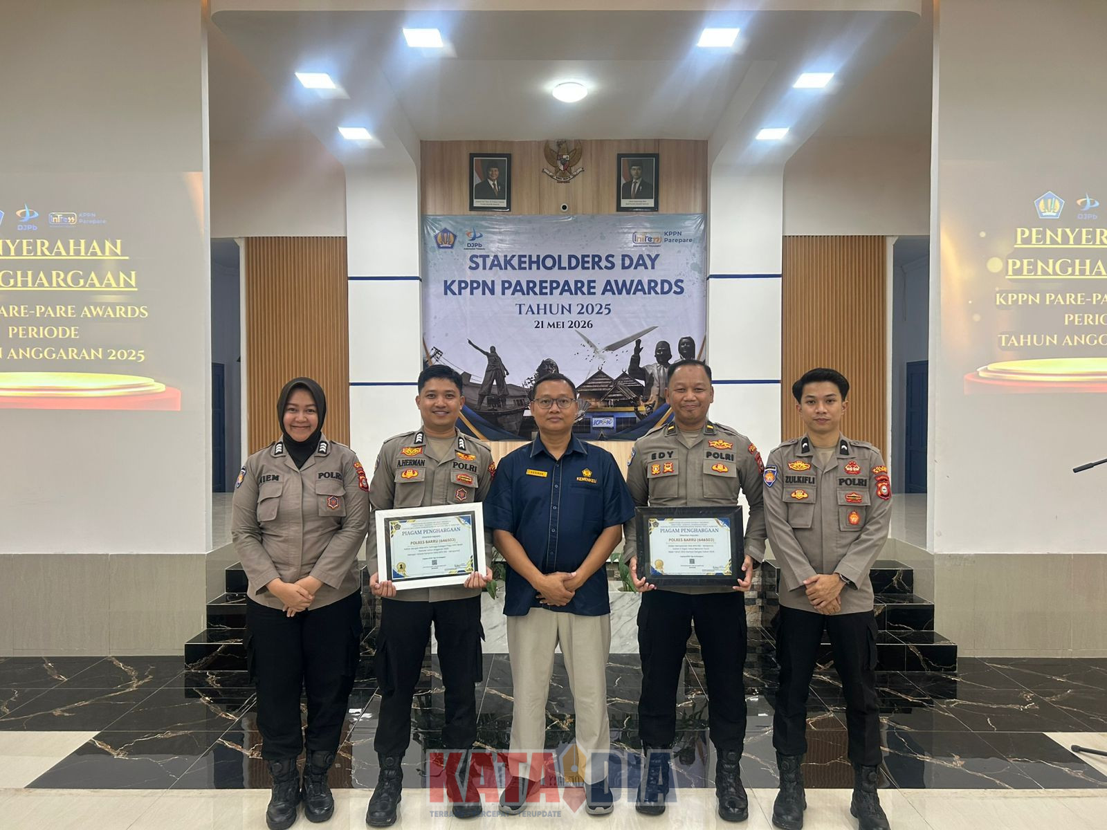 Polres Barru kembali menorehkan prestasi di bidang pengelolaan anggaran negara dengan meraih dua penghargaan dari Kantor Pelayanan Perbendaharaan Negara (KPPN) Tipe A1 Parepare atas capaian kinerja pelaksanaan anggaran.