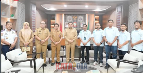 Kepala Dinas Penanaman Modal dan Pelayanan Terpadu Satu Pintu (DPMPTSP) Kota Makassar mendampingi Wali Kota Makassar menerima audiensi dari PT PLN UP3 Makassar Utara