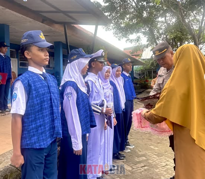 UPT SPF SMP Negeri 26 Makassar menggelar penyerahan Sertifikat Patroli Keamanan Sekolah (PKS) kepada sejumlah siswa berprestasi usai pelaksanaan upacara bendera di halaman sekolah, Senin (27/4/2026).