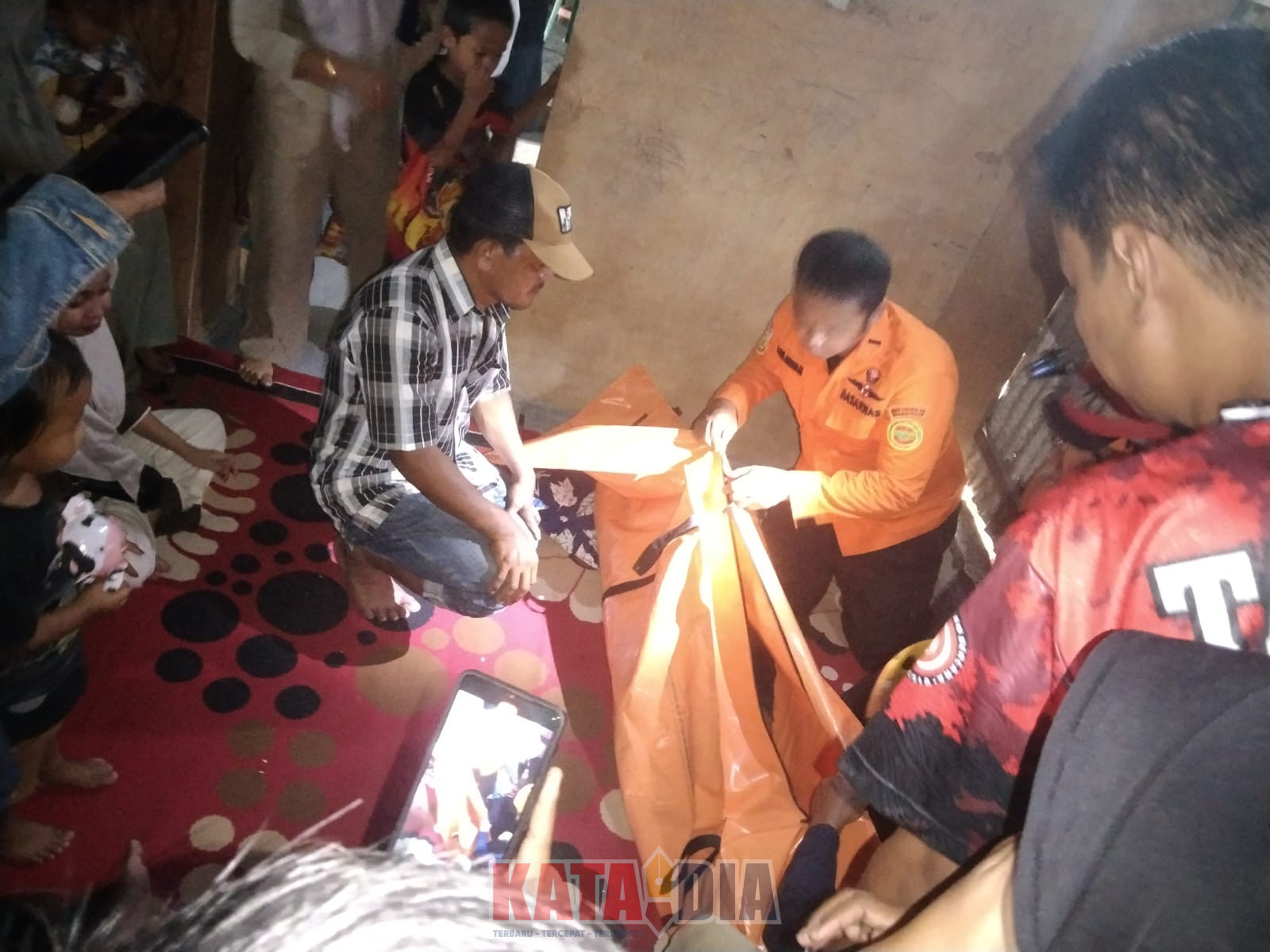Pencarian dua bocah yang dilaporkan tenggelam dan hanyut di Sungai Walanae, Kelurahan Paduppa, Kecamatan Tempe, Kabupaten Wajo,