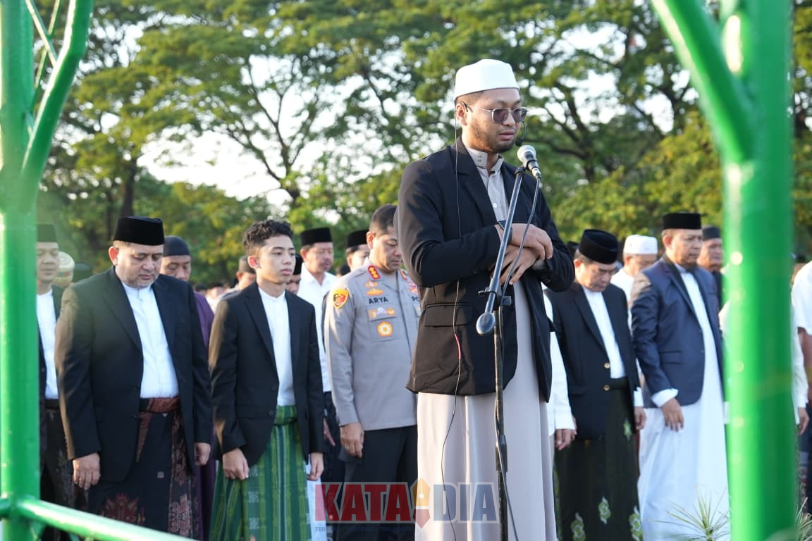 Suasana khidmat dan penuh kebersamaan menyelimuti Lapangan Karebosi,