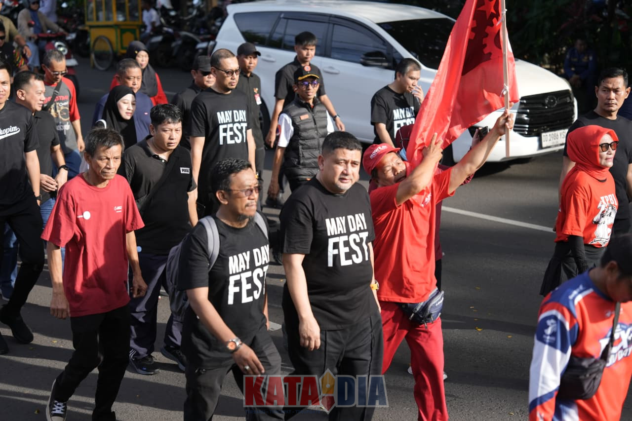 Peringatan Hari Buruh Internasional atau May Day 2026 di Makassar berlangsung hangat dan penuh semangat kebersamaan.