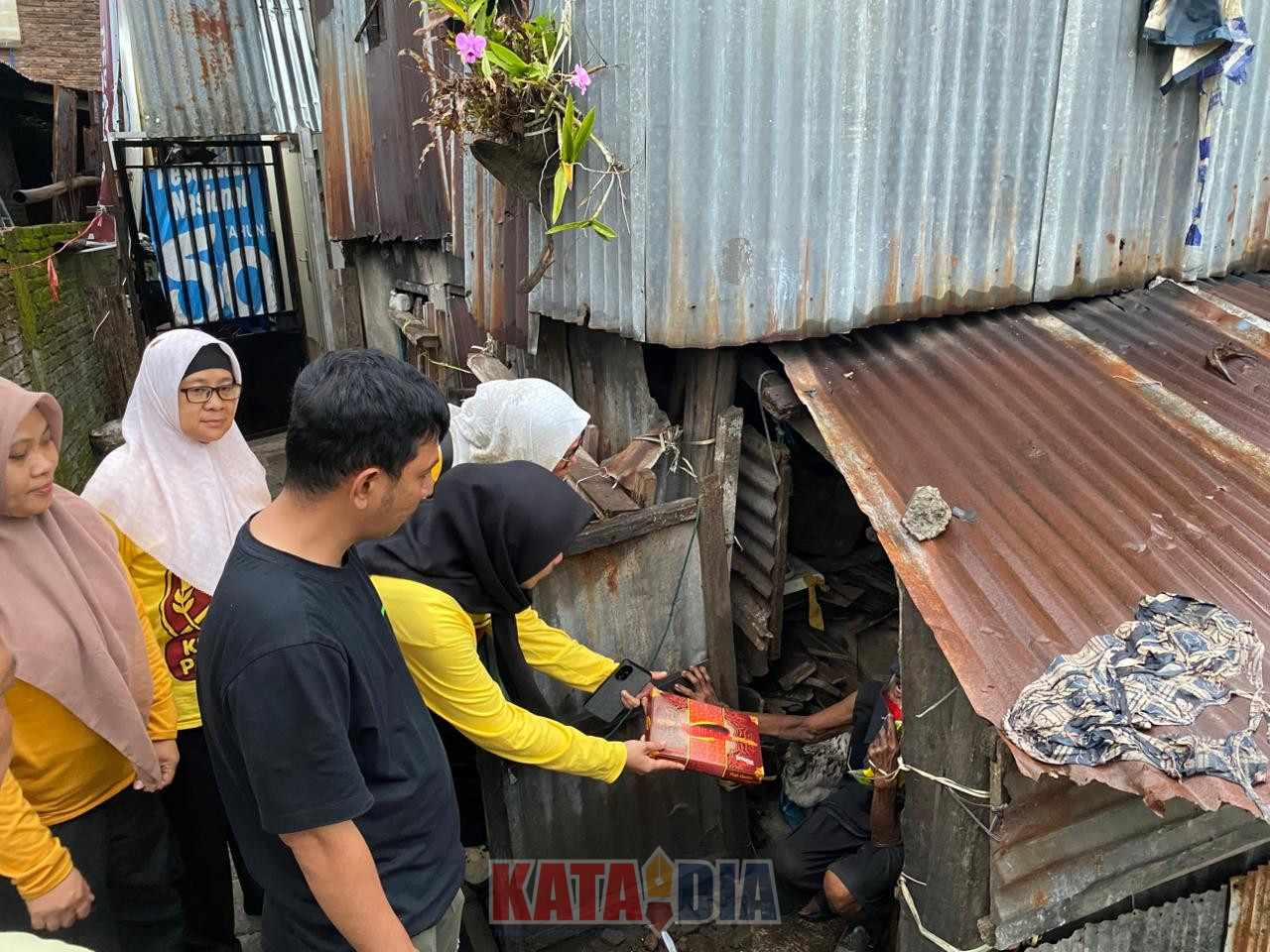 Wali Kota Makassar, Munafri Arifuddin yang akrab disapa Appi, menunjukkan respons cepat atas kondisi warganya yang hidup dalam keterbatasan di wilayah Kecamatan Panakkukang.
