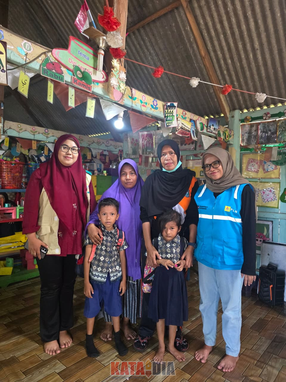 Dalam rangka memperingati Hari Pendidikan Nasional, PT PLN (Persero) Unit Layanan Pelanggan (ULP) Kalumpang menyalurkan bantuan pendidikan kepada anak yatim piatu