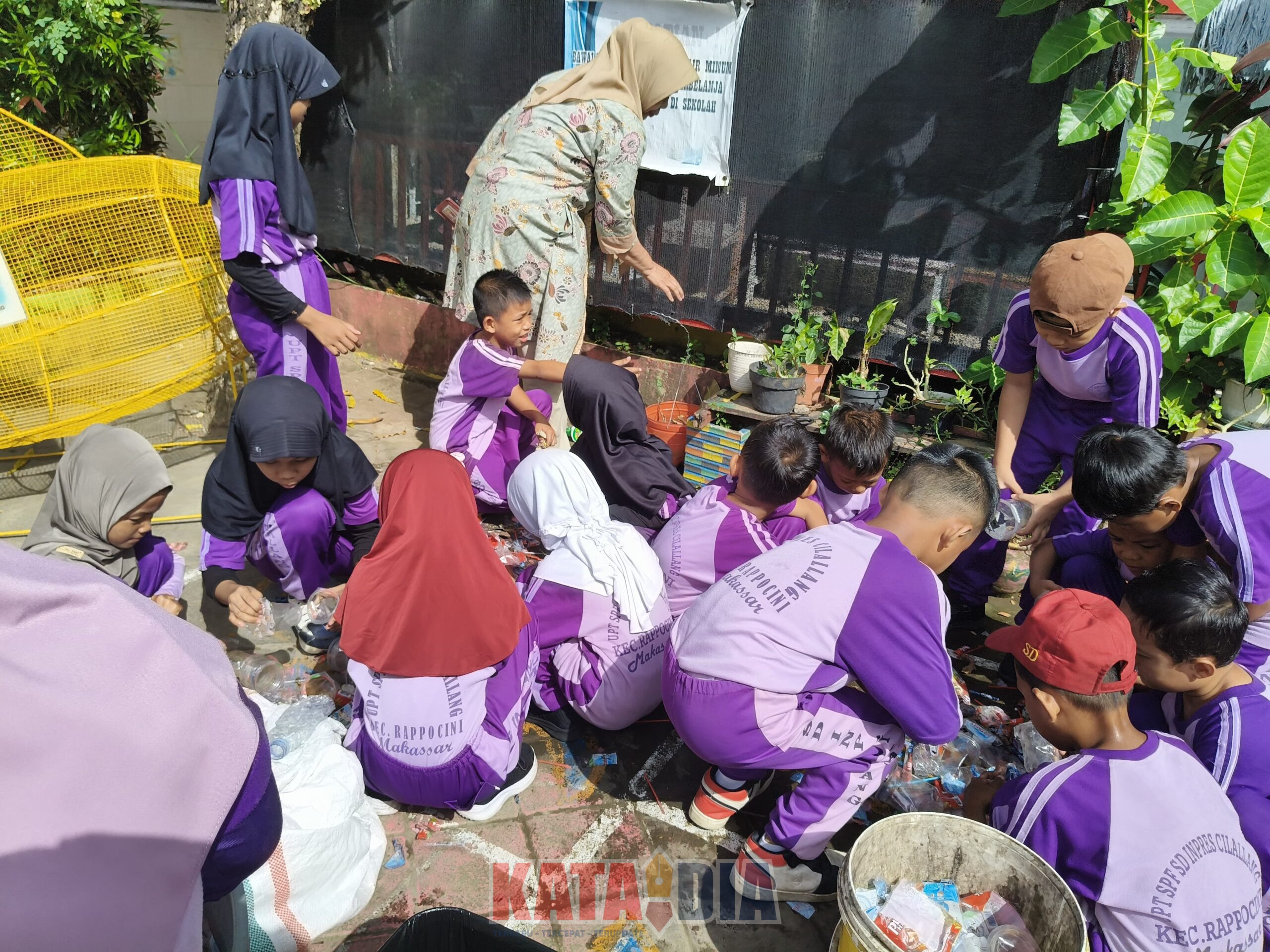 SD Inpres Cilallang terus menggalakkan kegiatan pemilahan sampah sebagai bagian dari upaya menuju program Adiwiyata Nasional.