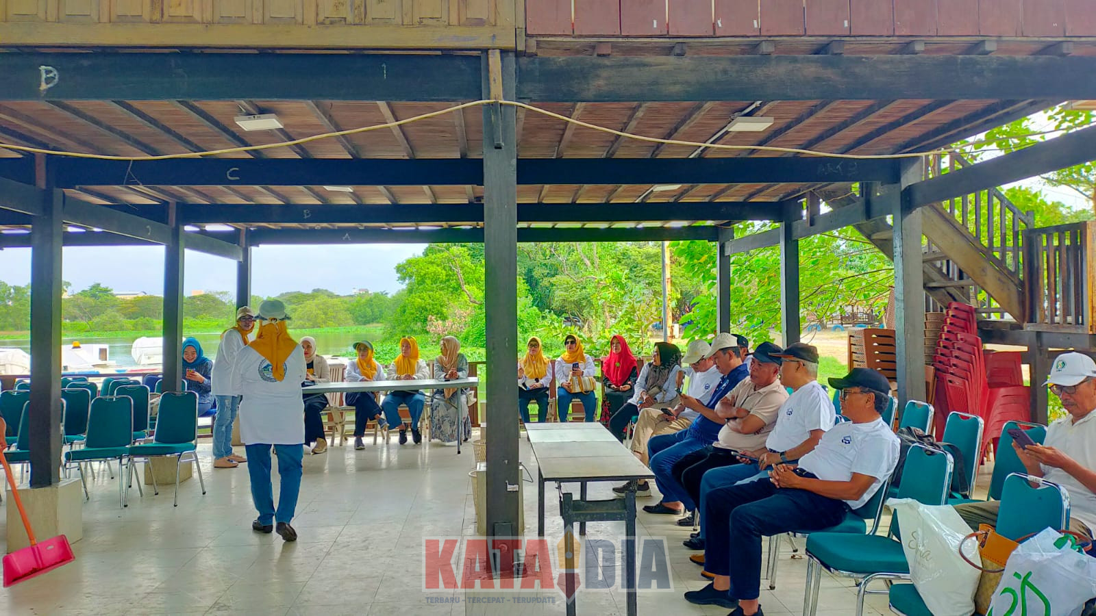 Suasana hangat dan penuh kekeluargaan terasa di Pantai Indah Bosowa, Minggu (10/5/2026), saat Dewan Pimpinan Pusat Kerukunan Keluarga Daerah Barru (DPP KKDB)