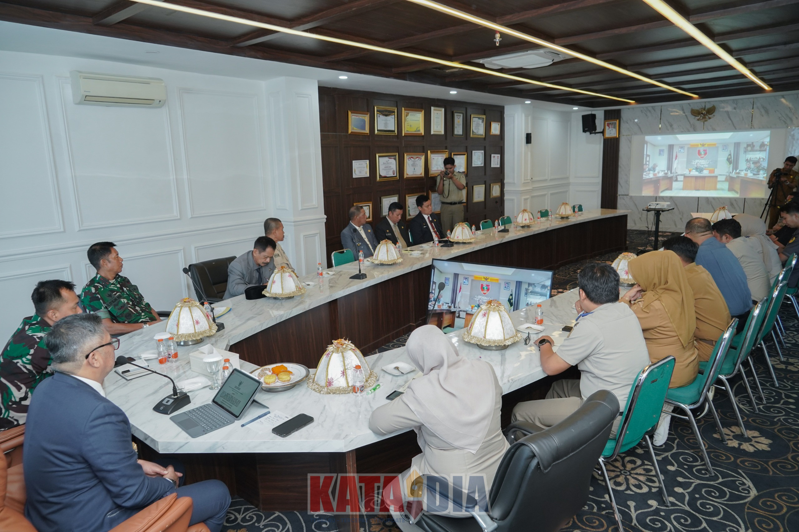 Wakil Bupati Barru, Abustan A. Bintang menghadiri Video Conference (Vicon) dalam rangka penyusunan Dokumen Strategis Pertahanan Wilayah