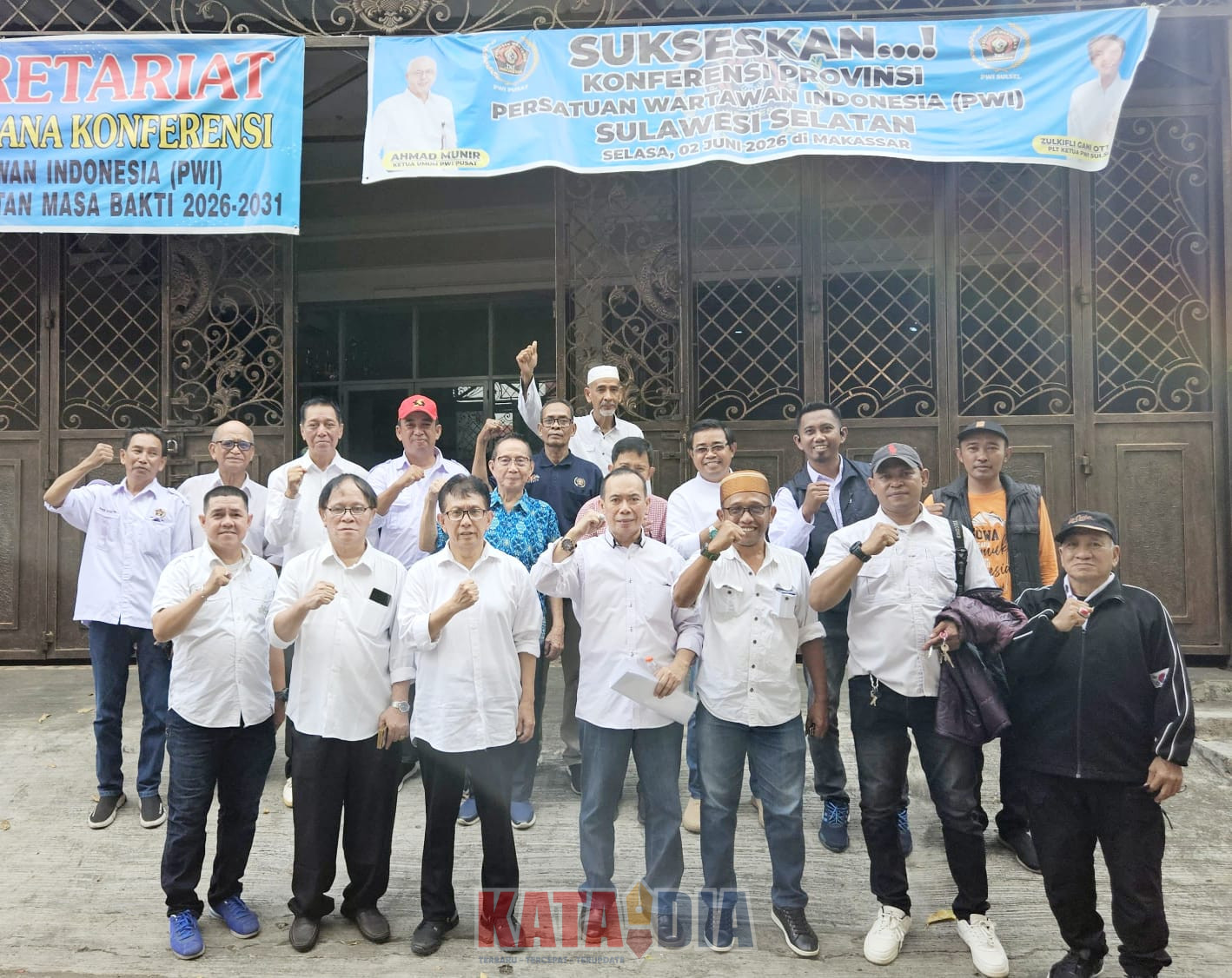 Gerimis tipis yang membasahi aspal Jalan Maccini Sawah seolah memberi nuansa syahdu saat rombongan besar bergerak menuju Kantor PWI Sulawesi Selatan,