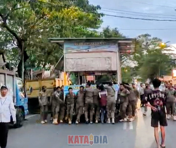 Pemerintah Kota Makassar menertibkan 178 lapak pedagang kaki lima (PKL) di wilayah Kecamatan Mariso yang tersebar di empat kelurahan,