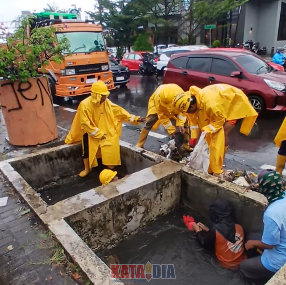 Hujan deras yang mengguyur Kota Makassar sejak Minggu malam (17/5/2026) hingga Senin sore (18/5/2026)