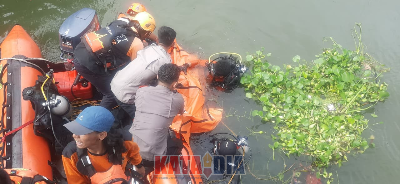 Tim SAR Gabungan akhirnya menemukan Asrul alias Omah (25), pemuda yang sebelumnya dilaporkan tenggelam dan terseret arus di Sungai Pampang