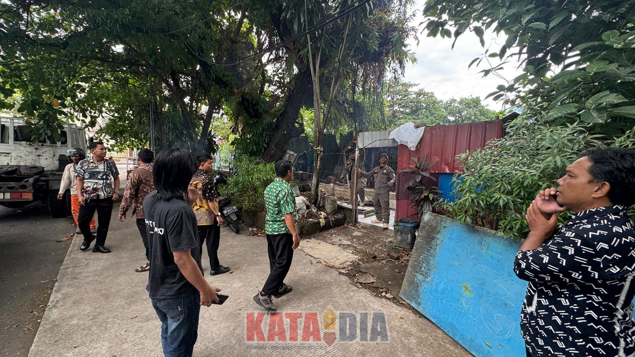 Pemerintah Kota Makassar melalui Kecamatan Ujung Pandang melakukan penertiban dan pembongkaran lapak liar yang berdiri di atas saluran drainase di Jalan Kartini,