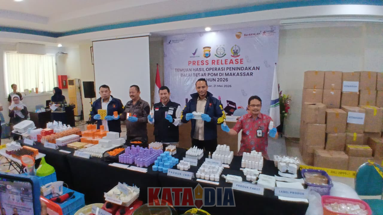 Balai Besar POM (BBPOM) Makassar mengungkap produksi kosmetik ilegal mengandung bahan berbahaya di Kelurahan Paropo, Kecamatan Panakkukang, Makassar, Kamis (21/5/2026).