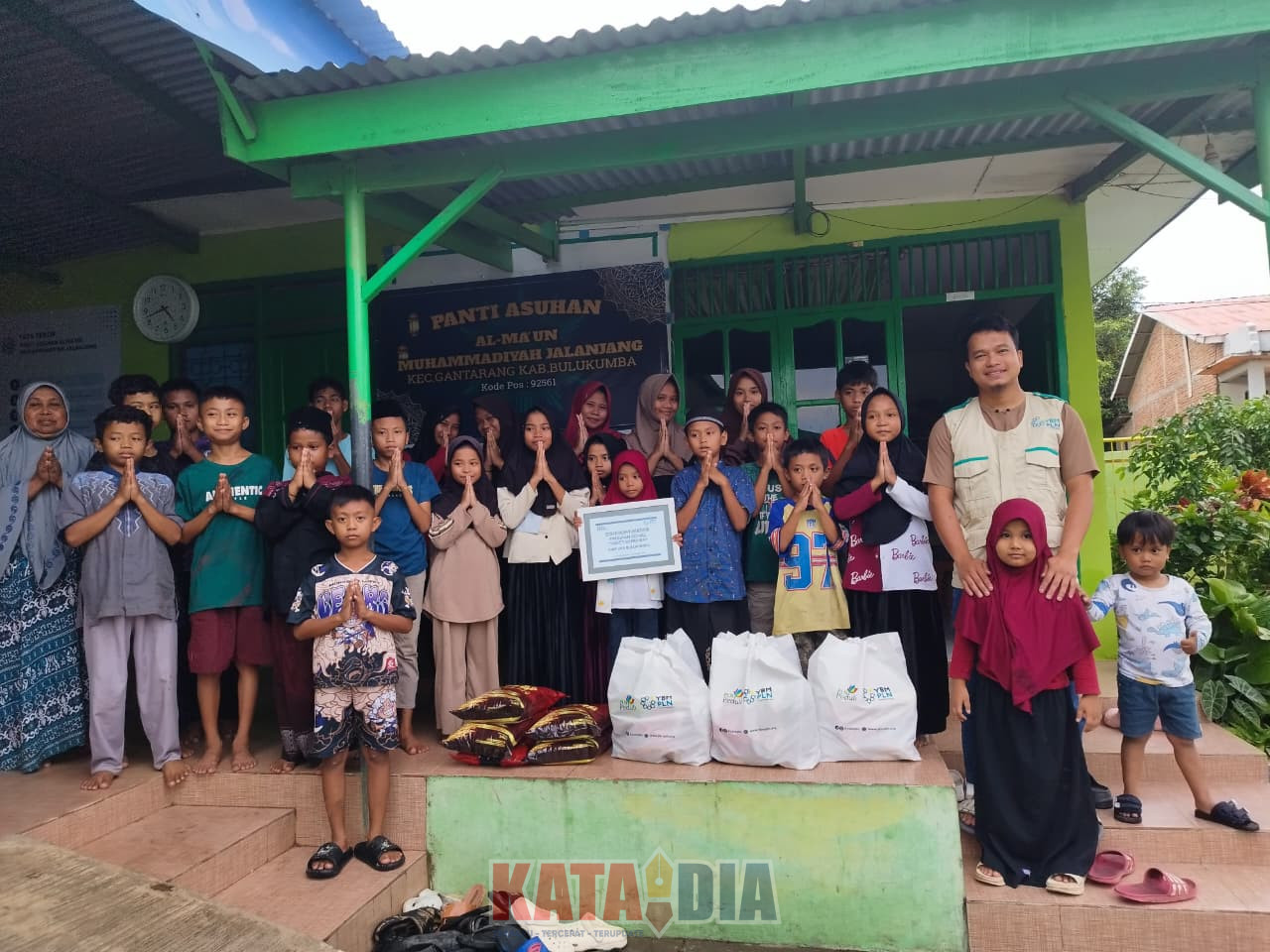 Yayasan Baitul Maal (YBM) PT PLN (Persero) UP3 Bulukumba kembali menunjukkan kepeduliannya terhadap masyarakat melalui program Jumat Berkah