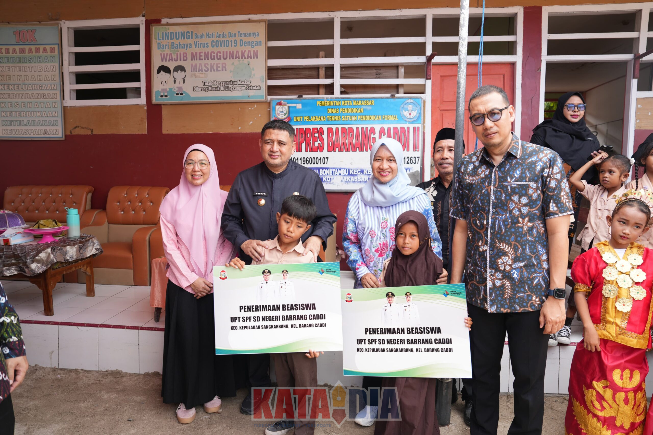 Kepala Dinas Pendidikan Kota Makassar, Achi Soleman, mendampingi Wali Kota Makassar Munafri Arifuddin dalam kunjungan kerja ke Kecamatan Kepulauan Sangkarrang,