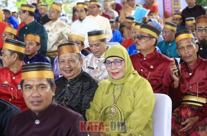epala UPT SPF SMPN 26 Makassar, Hj. Nur Rahmah, S.Pd., M.Pd., bersama jajaran guru dan staf turut menghadiri sekaligus memeriahkan peringatan Hari Pendidikan Nasional (Hardiknas) Tahun 2026
