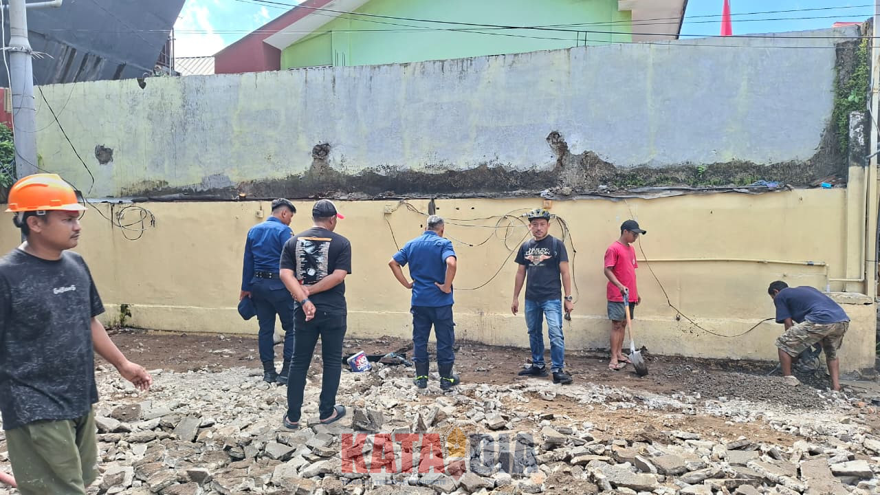 Pemerintah Kota Makassar, melalui Pemerintah Kecamatan Mamajang kembali menunjukkan komitmennya dalam menegakkan aturan pemanfaatan fasilitas umum (fasum) dan fasilitas sosial (fasos) secara adil tanpa pandang bulu.