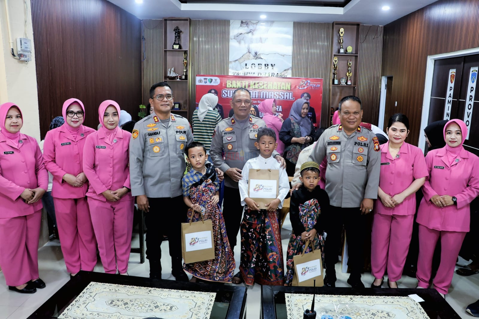 Dalam rangka memperingati Hari Bhayangkara ke-80 Tahun 2026, Polres Barru menggelar kegiatan sunatan massal yang berlangsung di lobi Polres Barru,