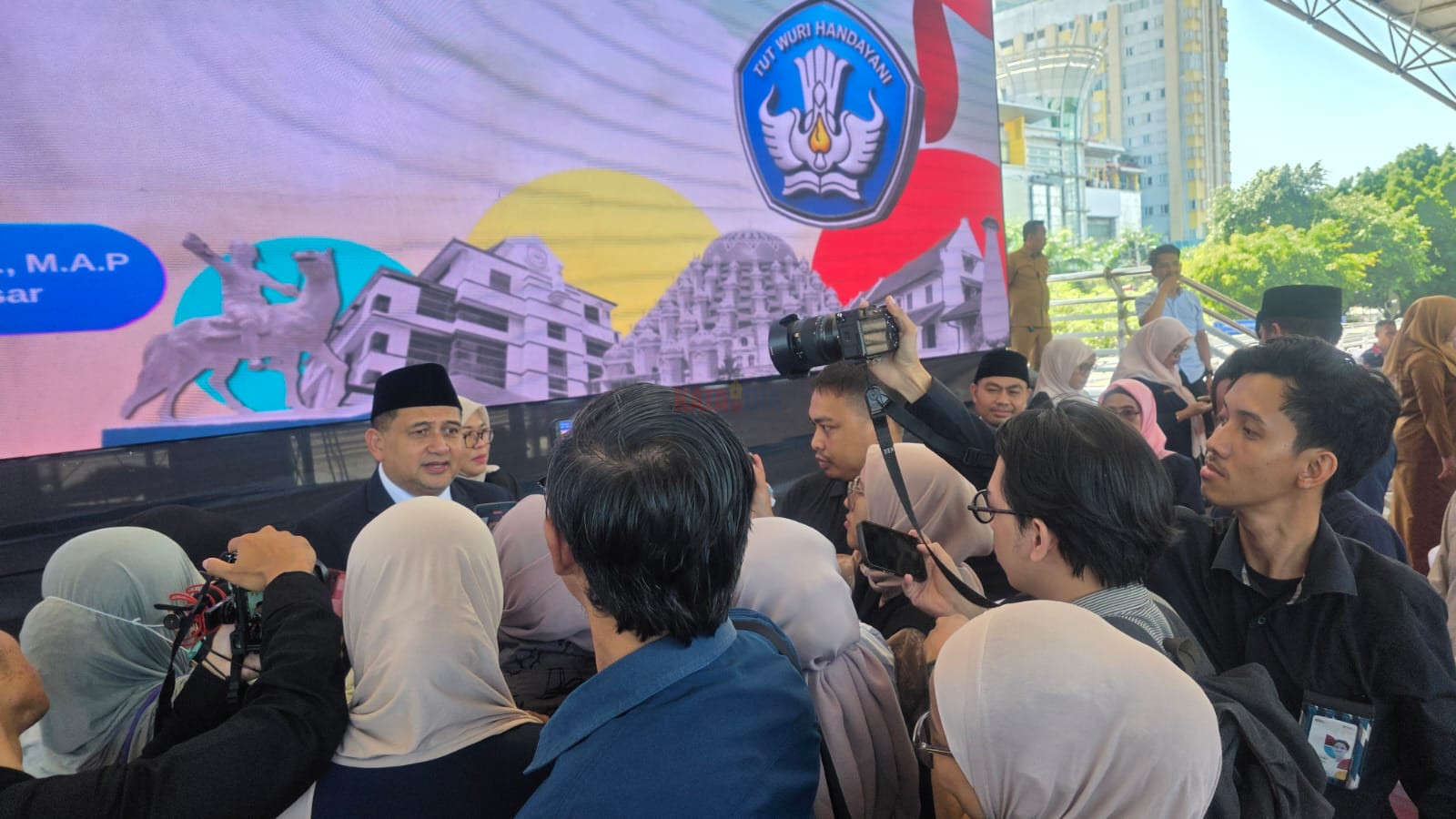 Wali Kota Makassar, Munafri Arifuddin, menunjukkan sikap tegas merespons isu dugaan pungutan liar (pungli)