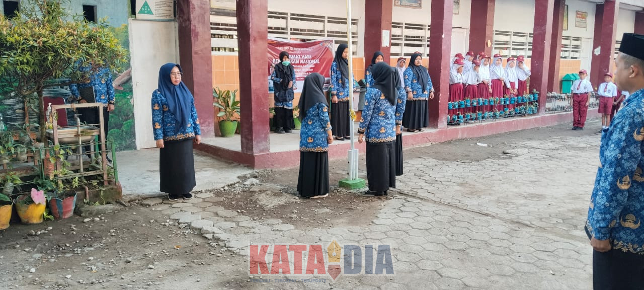 SD Inpres Banta-Bantaeng 1 Makassar menggelar upacara peringatan Hari Lahir Pancasila yang diperingati setiap tanggal 1 Juni.