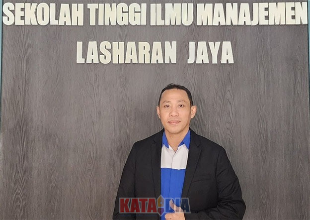 Kabar membanggakan datang dari Sekolah Tinggi Ilmu Manajemen (STIM) Lasharan Jaya Makassar. Salah satu dosennya, Assoc. Prof. Muhammad Amsal Sahban, SE., MM., Ph.D