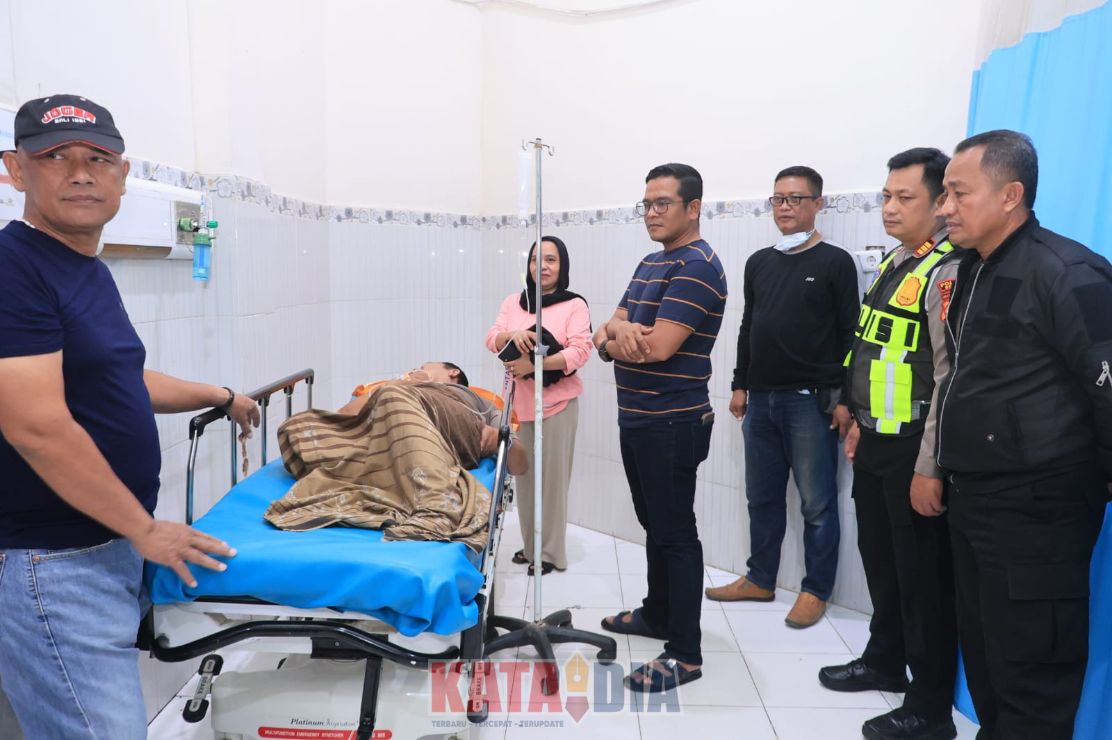 Seorang personel Polsek Soppeng Riaja, Polres Barru, mengalami luka setelah tertabrak sebuah mobil saat melaksanakan pengamanan dan pengaturan arus lalu lintas