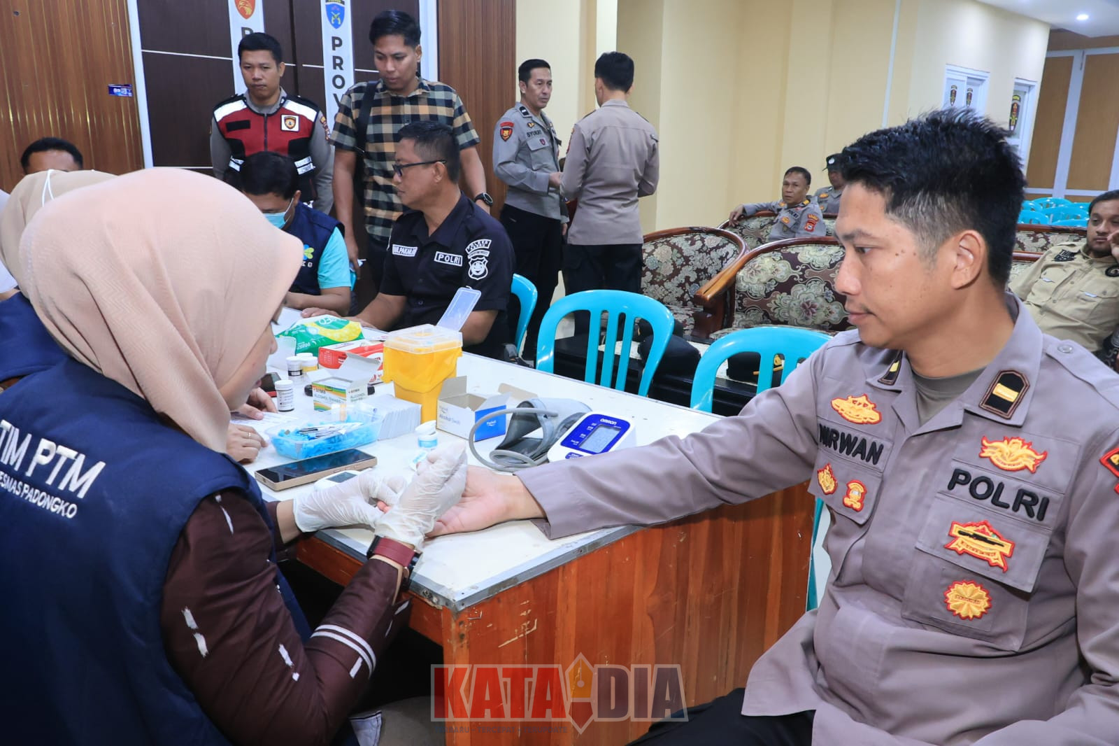 Puluhan warga bersama personel Polres Barru mengikuti kegiatan pemeriksaan kesehatan gratis yang digelar di lobi Polres Barru, Kamis (11/6/2026). Kegiatan tersebut merupakan bagian dari rangkaian peringatan Hari Bhayangkara ke-80 yang diperingati tahun ini.
