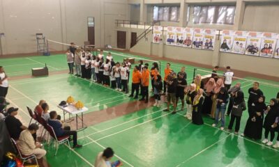 Keluarga Besar Alumni (KBA) 97 Makassar resmi membuka kegiatan “Smash & Share Festival” di GOR Kantor Gubernur Sulawesi Selatan, Sabtu (20/6/2026).