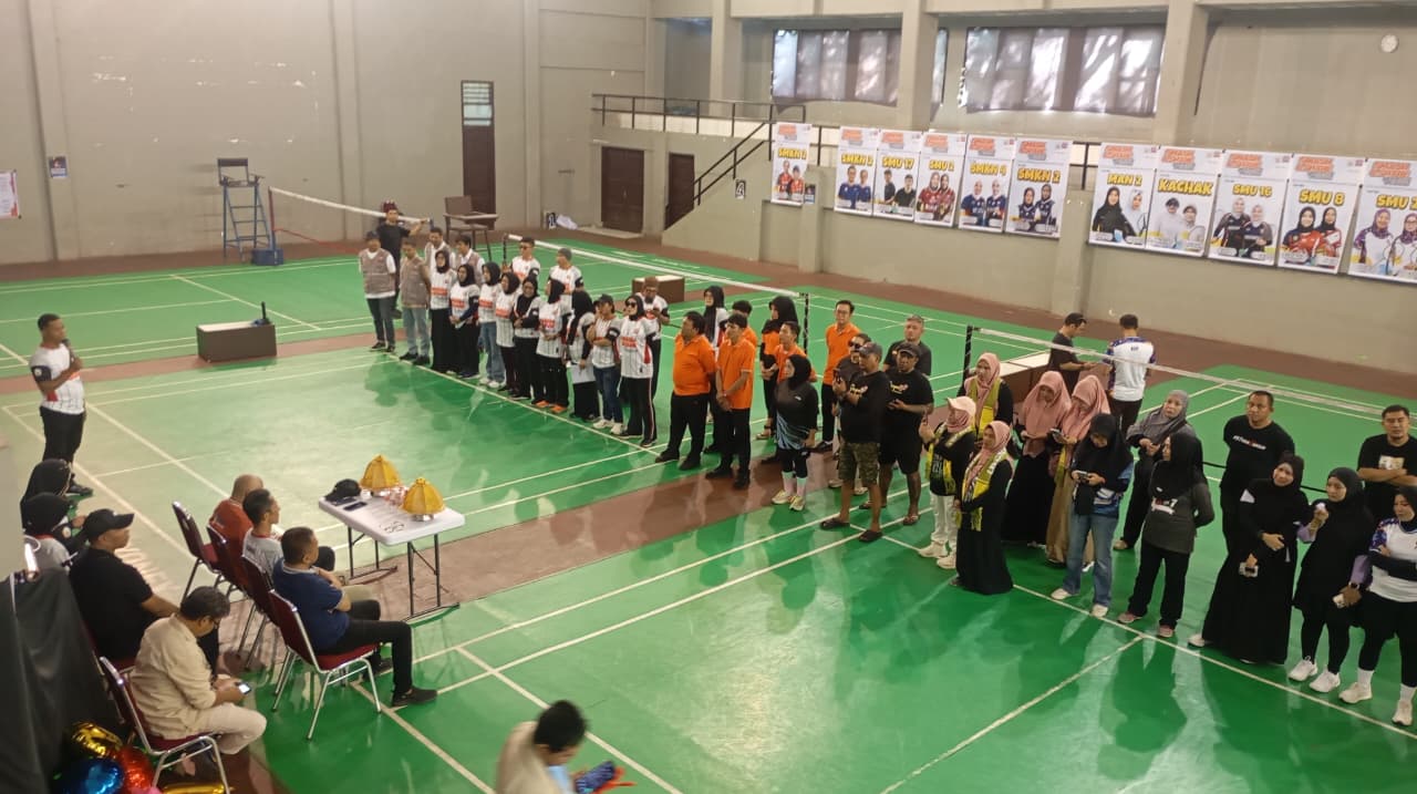 Keluarga Besar Alumni (KBA) 97 Makassar resmi membuka kegiatan “Smash & Share Festival” di GOR Kantor Gubernur Sulawesi Selatan, Sabtu (20/6/2026).