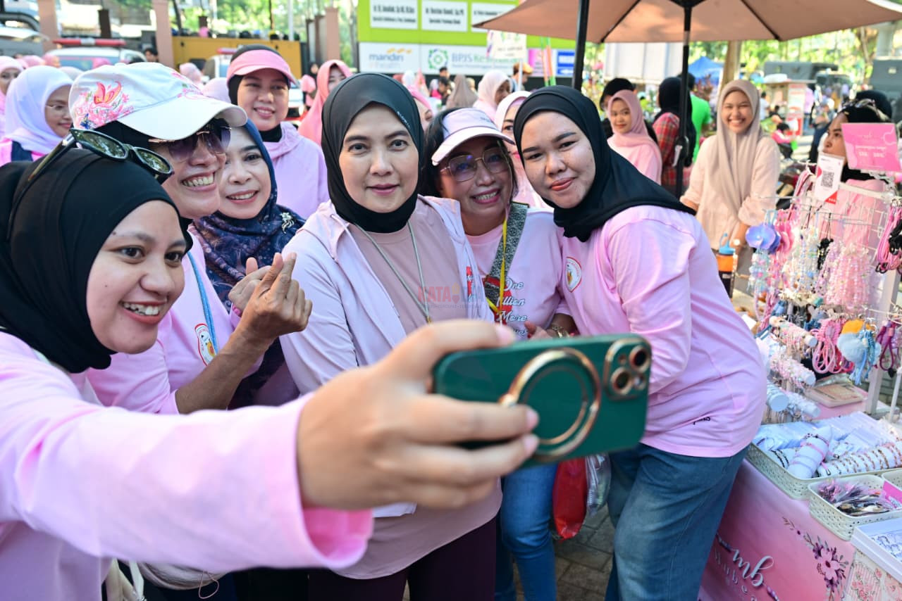 Wakil Wali Kota Makassar, Aliyah Mustika Ilham, secara resmi melepas peserta Jalan Sehat dalam rangka memperingati International Day of the Midwife
