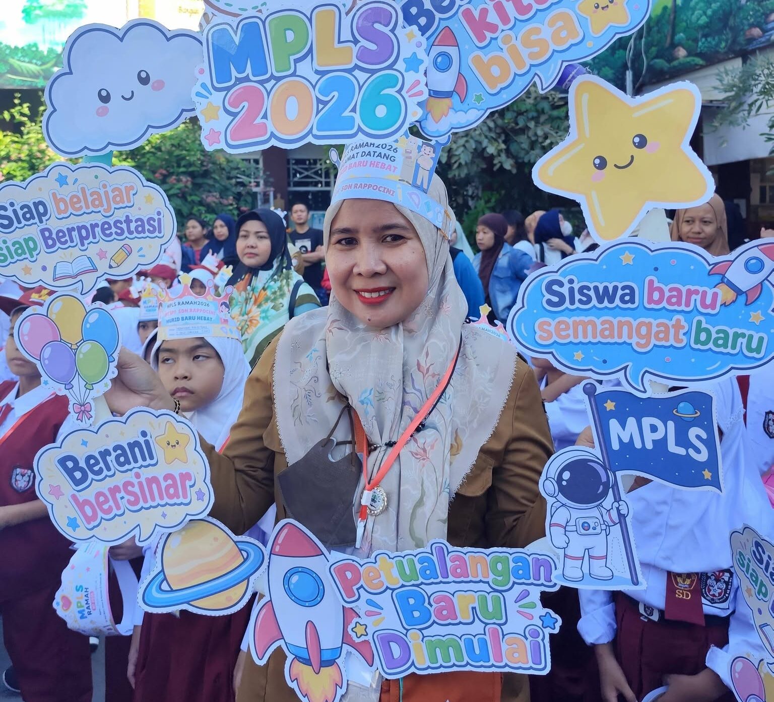 Suasana ceria dan penuh antusiasme mewarnai hari pertama masuk sekolah di UPT SPF SDN Rappocini
