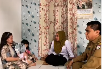Kepala Dinas Pengendalian Penduduk dan Keluarga Berencana (DPPKB) Kota Makassar, A. Irwan Bangsawan, bersama jajaran melakukan kunjungan kepada anak berkebutuhan khusus sebagai bentuk kepedulian dan wujud nyata kehadiran pemerintah di tengah masyarakat.