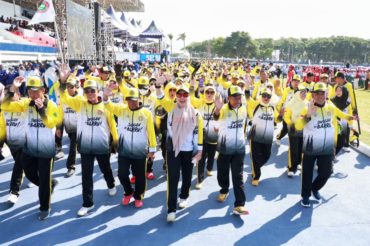 Kehadiran Bupati Barru, Andi Ina Kartika Sari, menjadi perhatian pada pembukaan Pekan Olahraga, Seni, dan Pembelajaran Guru (Porsenijar) PGRI Sulawesi Selatan Tahun 2026