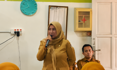 Mewakili Kepala Dinas Pendidikan Kota Makassar, Kepala Bidang Pengembangan Pendidikan Dasar (Kabid SD) Dinas Pendidikan Kota Makassar, Kurniati, S.STP., M.M,