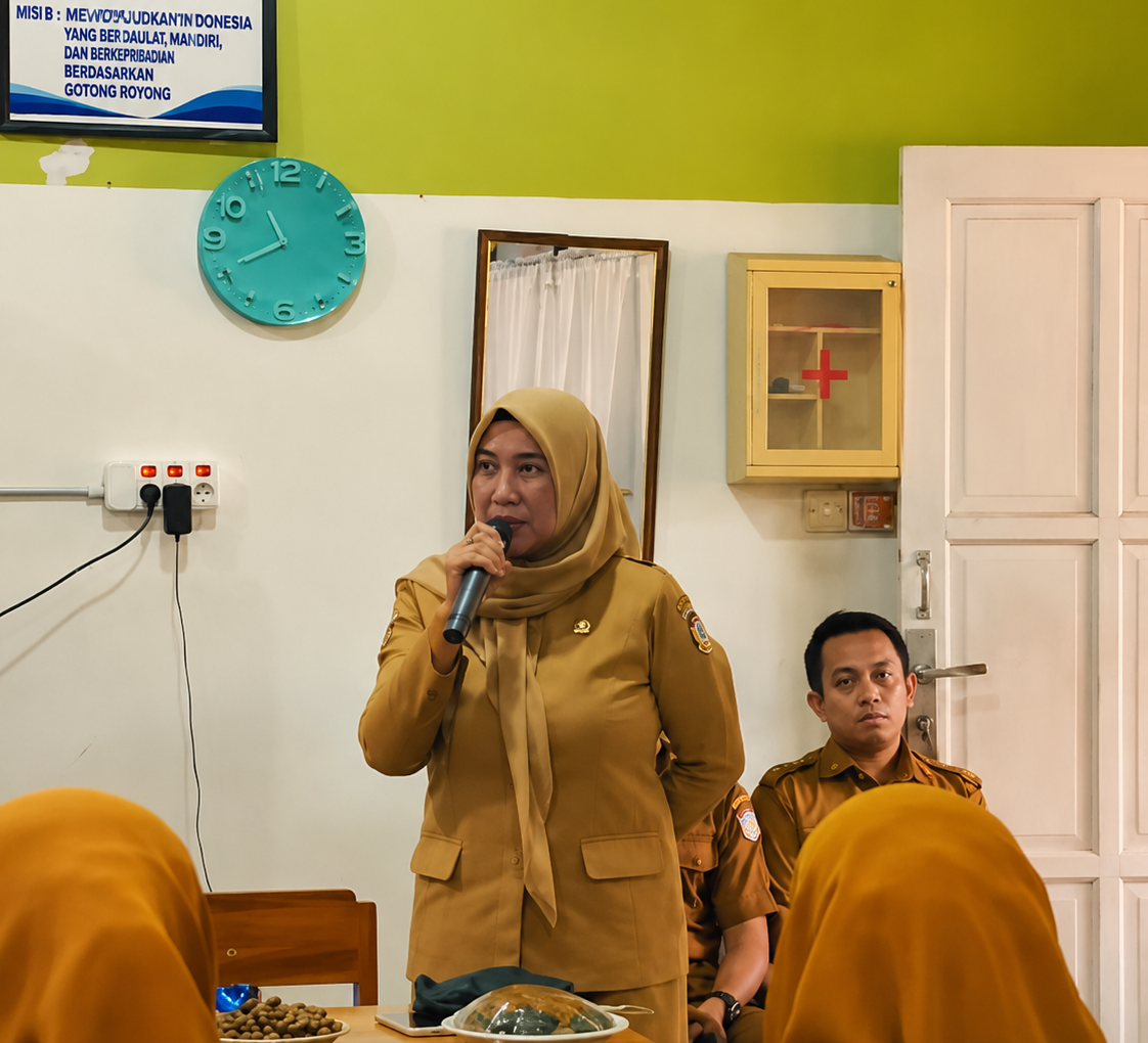 Mewakili Kepala Dinas Pendidikan Kota Makassar, Kepala Bidang Pengembangan Pendidikan Dasar (Kabid SD) Dinas Pendidikan Kota Makassar, Kurniati, S.STP., M.M,
