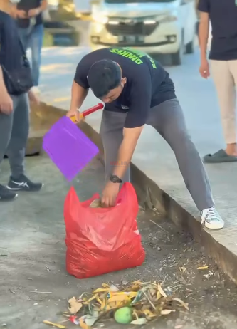 Keluarga Besar Dinas Kesehatan (Dinkes) Kota Makassar menggelar kerja bakti di Kelurahan Gunung Sari, Kecamatan Rappocini