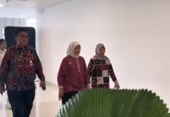 Kepala Dinas Pengendalian Penduduk dan Keluarga Berencana (DPPKB) Kota Makassar, A. Irwan Bangsawan, mendampingi Wakil Wali Kota Makassar, Aliyah Mustika Ilham, dalam agenda penjemputan kunjungan kerja reses Komisi IX DPR RI Masa Persidangan III Tahun Sidang 2025–2026 di Kota Makassar.