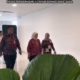 Kepala Dinas Pengendalian Penduduk dan Keluarga Berencana (DPPKB) Kota Makassar, A. Irwan Bangsawan, mendampingi Wakil Wali Kota Makassar, Aliyah Mustika Ilham, dalam agenda penjemputan kunjungan kerja reses Komisi IX DPR RI Masa Persidangan III Tahun Sidang 2025–2026 di Kota Makassar.