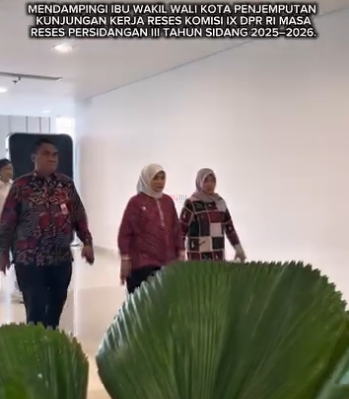 Kepala Dinas Pengendalian Penduduk dan Keluarga Berencana (DPPKB) Kota Makassar, A. Irwan Bangsawan, mendampingi Wakil Wali Kota Makassar, Aliyah Mustika Ilham, dalam agenda penjemputan kunjungan kerja reses Komisi IX DPR RI Masa Persidangan III Tahun Sidang 2025–2026 di Kota Makassar.