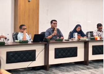 Kepala Dinas Pengendalian Penduduk dan Keluarga Berencana (DPPKB) Kota Makassar, A. Irwan Bangsawan, memimpin rapat koordinasi inovasi bersama jajaran DPPKB Kota Makassar dalam upaya memperkuat pelayanan kepada masyarakat melalui berbagai terobosan program