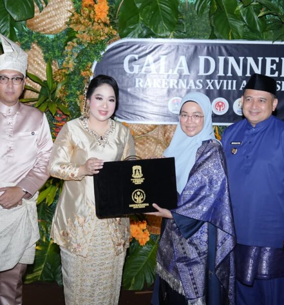 Wali Kota Makassar, Munafri Arifuddin, didampingi Ketua TP PKK Melinda Aksa,