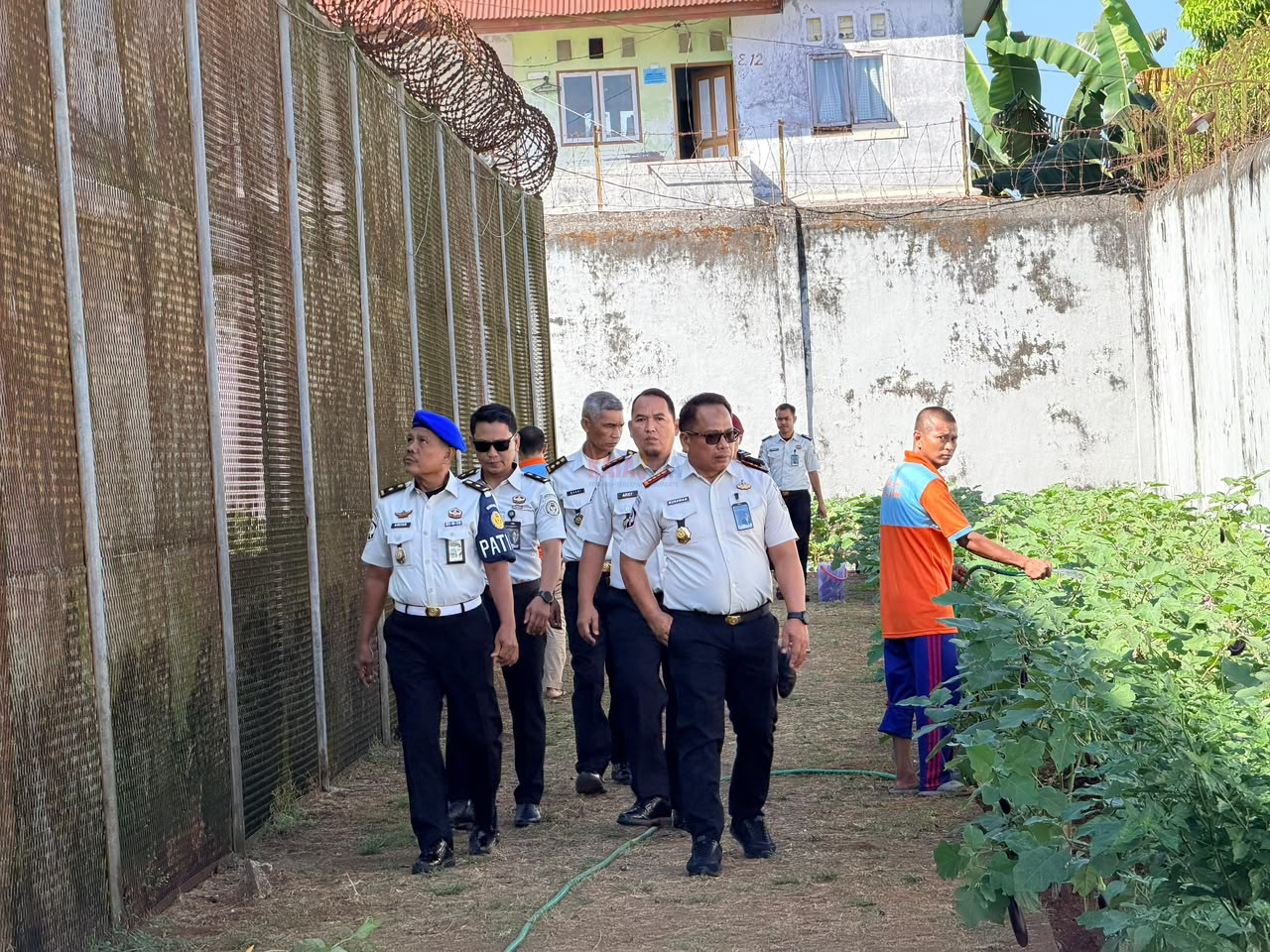 Kepala Lembaga Pemasyarakatan (Lapas) Narkotika Kelas IIA Sungguminasa, Gunawan, memperkuat upaya deteksi dini terhadap potensi gangguan keamanan dan ketertiban (kamtib)