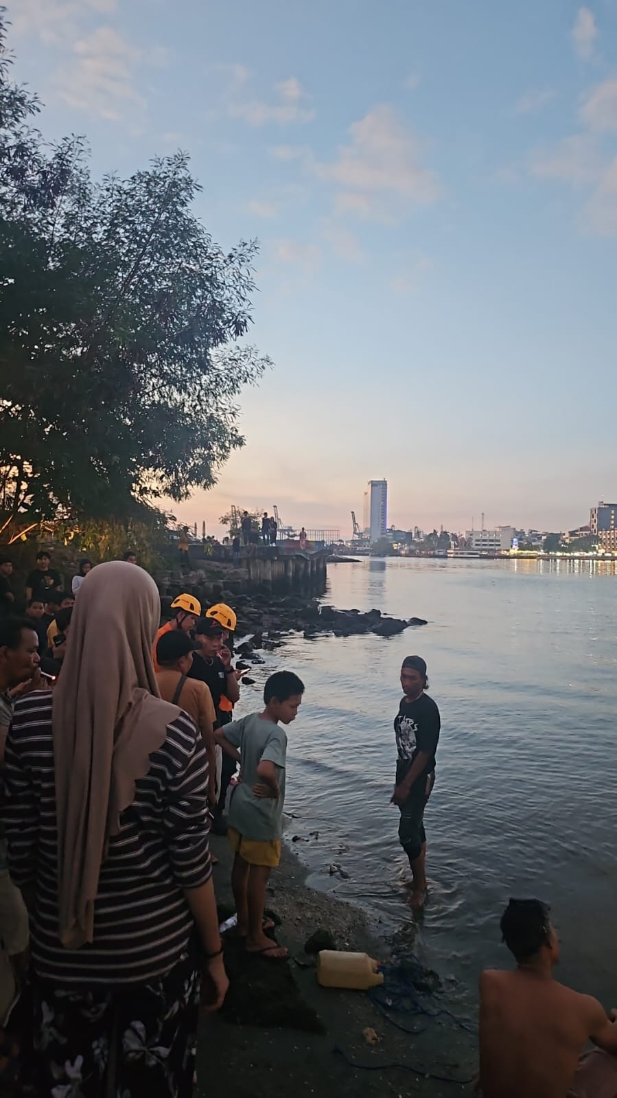 Tim gabungan yang dikoordinasikan oleh Badan Penanggulangan Bencana Daerah (BPBD) Kota Makassar