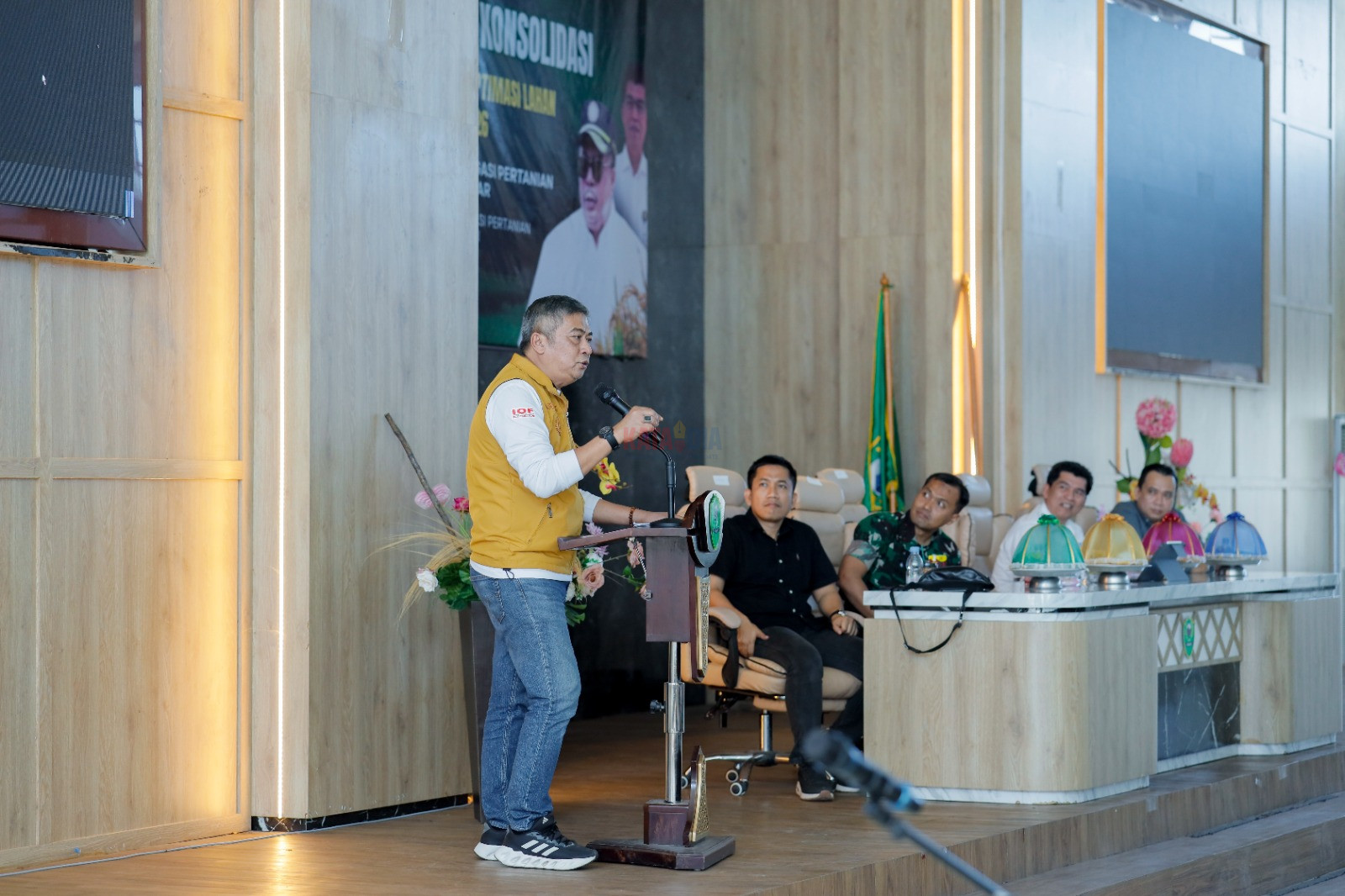 Mewakili Bupati Barru Andi Ina Kartika Sari, Wakil Bupati Barru, Dr. Ir. Abustan A. Bintang, M.Si.,
