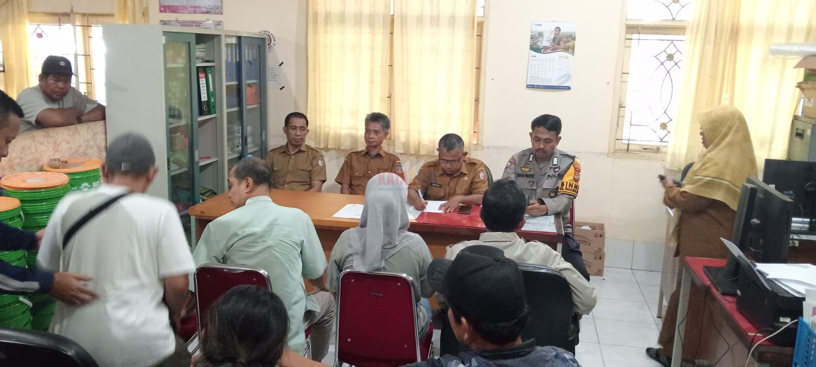 Puluhan pelaku usaha kuliner di kawasan Danau Tanjung Bunga Selatan bersama sejumlah warga mendatangi Kantor Lurah Tanjung Mardeka, Kecamatan Tamalate, Kota Makassar,